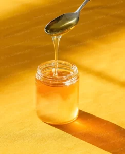 عسل مایعی شیرین است
